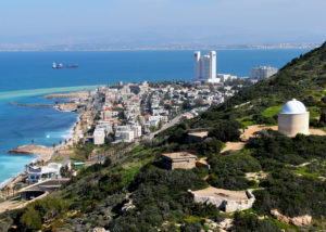 El oratorio de la Sagrada Familia (antiguamente un molino), la ciudad moderna de Haifa y la bahía de Haifa (Wikimedia Commons)