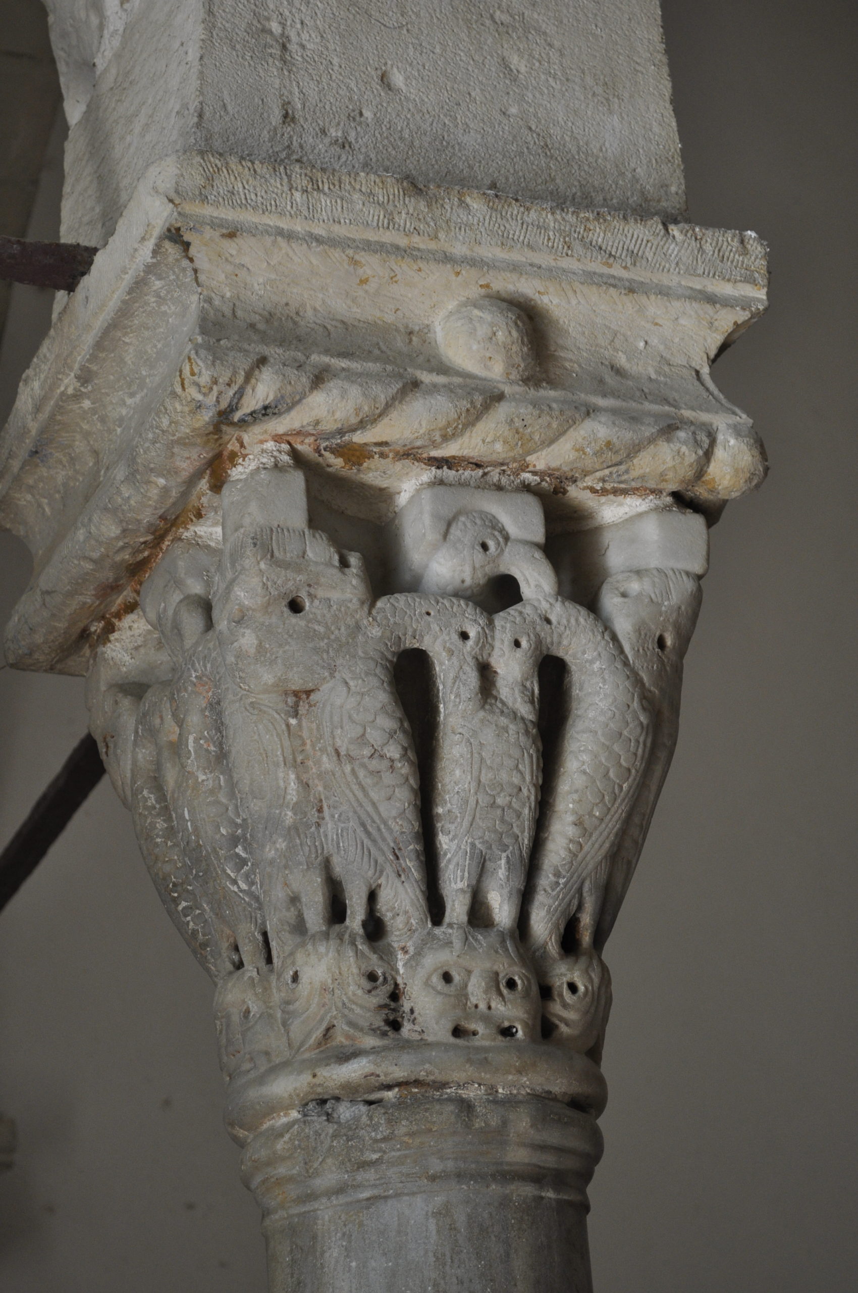 El pelícano eucarístico. Capitel cruzado reusado en la época otomana para el baldaquín sobre la escalera que conecta la sala alta con la tumba de David abajo. Foto por Henri Gourinard