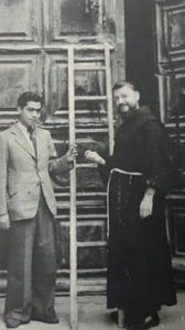 Su padre Jawad Joudeh Alhusseinu en 1946 durante el Jueves Santo