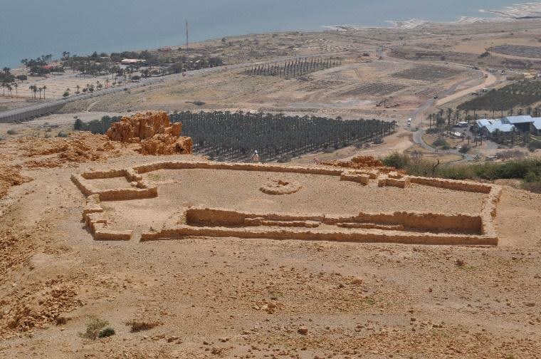 Left: View of the Chalcolithic temple and the modern palm trees at Ein Gedi. Photo: Henri Gourinard, 2015.