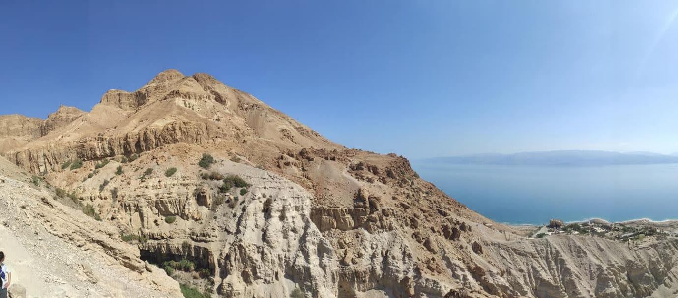 Mount Yishai (Jesse) overlooking the stream of Ein Gedi. In the background, the Dead Sea and the Moab Mountains in Jordan. Photo: Henri Gourinard, 2021.<br />
