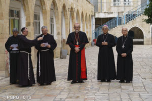 I Estación: Condenan a muerte a Jesús, con el Patriarca Latino de Jerusalén Pierbattista Pizzabala