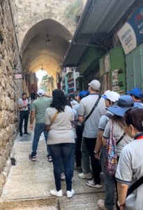 Peregrinos rezando el Vía Crucis en la Vía Dolorosa, Ciudad Antigua Jerusalén